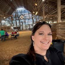 It's not everyday a deer photobombs your engagement session 🦌😆 I mean  this was probably the coolest thing ever & Dori and Austin were the perfect  couple to experience this, they took