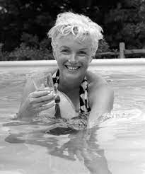 Zur sicherung der neutralität, schließen wir eine große auswahl an. Marilyn Monroe Drinking In A Swimming Pool Norma Jeane Bilder Marylin Monroe