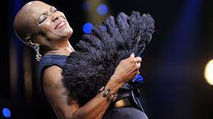J'ai deux amours is an album by dee dee bridgewater. Die Sangerin Dee Dee Bridgewater Wird 70 Powerhouse Des Jazz Jazz Weltmusik Br Klassik Bayerischer Rundfunk