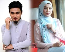 Terpalit dengan gosip yang mengaitkan namanya dengan wanita bernama mona syamimi mohd samsudin atau lebih dikenali sebagai mimi yang didakwa mempunyai hubungan dengan penyanyi shahir af8 meletakkan penyanyi syamel dalam keadaan yang sangat tidak selesa. Shahir Perlu Bertanggungjawab Atas Apa Terjadi Erra