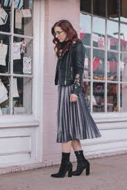 Comment Porter La Jupe Plissee Pour Etre La Plus Stylee Jupe Plissee Jupe Jupe Crayon En Cuir Noir