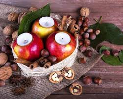 Bricolage D Automne Sur La Table Arrangement De Pommes Bougies Batons De Cannelle Et Noix Sur Bricolage Automne Deco Automnale Decorations De Thanksgiving