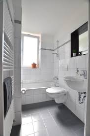 Ding Alles Badezimmer Weisse Fliesen Ideen Inspirations Und Dekorationsideen Badezimmerschrank Bathroom Vanity Bathroom Vanity