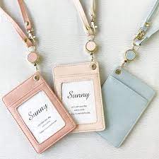 大人テイストで甘すぎないダスティカラーのパスケースが登場 バッグのハンドルなど 好きなところに簡単に付けることができ リール付きなので改札タッチもスムーズ 4549131551693 リール付きidケース ダスティカラー 200円 税抜 ダイソー daiso daisoja