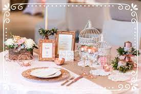 Schließlich sollen sich die gäste wohl an ihrem tisch fühlen und die gesamte tischdekoration soll ja auch ins gesamtbild passen! Tisch Dekoration In Der Trendfarbe Rosegold Dekoration Hochzeit Rosegold Hochzeit Hochzeitsdekoration