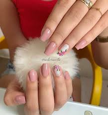Unas elegantes pero sencillas unas en 2019 unas cortas. Pin De Mariela En Roses Manicura De Unas Esmalte De Unas Blancas Unas Acrilicas Doradas