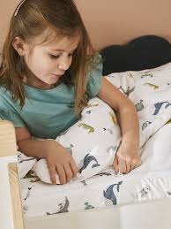 La housse de couette dreamzie est une housse de couette en forme de sac qui possède une fermeture très pratique avec des boutons. Parure Caradou Facile A Border Avec Couette Abecedaire Marin Ivoire Imprime Animaux Vertbaudet Couette Abecedaire Animaux