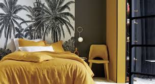Un papier peint gris à motifs d'arbres et une literie en blanc et gris. Deco 33 Facons D Oser La Couleur Dans La Chambre Des Adultes