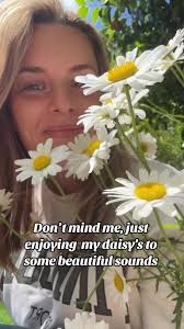 Bloomin love a big daisy I do! Perfect song to have a little daisy moment  to! @DAVIDD thank you for blessing us with your beautiful music.  #supportsmallbusiness #supportsmallbiz #ukmusic #ukmusicworld ...