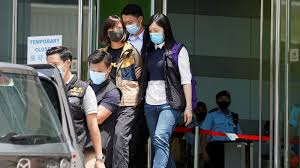 Officers could be seen cordoning off the complex and walking through the. Hong Kong Police Arrest 5 Best Executives In Raid Of Apple Day By Day Newspaper S Workplaces News Pletform