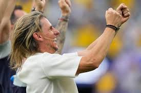Ecuador coach Sebastián Beccacece shares an emotional moment with his family at the World Cup