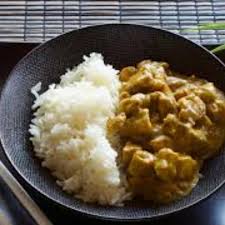 Sono quelli che ci permettono di andare sul sicuro, di non vedere facce tristi, di non dover barattare qualcosa per vedere un piatto semi vuoto o contrattare perchè ne venga mangiato solo una parte… il mio pollo al curry con verdure per noi è un confort food per eccellenza, da quando poi amici orientali. Riso Con Pollo E Verdure Al Curry Ricetta Oreegano