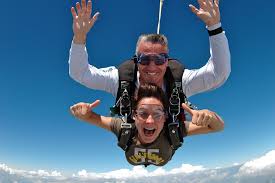 Le saut en parachute est le cadeau inoubliable, il peut s'offrir pour un anniversaire important, le passage d'un cap, un anniversaire de mariage. En Plein Ciel Parachutisme Saut A L Elastique A Toulouse Guide Toulouse Pyrenees