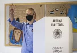 Filiado ao partido da social democracia brasileira (psdb), é o atual prefeito da cidade de são paulo. Covas Reassume Prefeitura Apos Criticas Por Ir A Final Da Libertadores