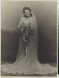 Carol Thomas Nee Gifford Wearing Her Parachute Silk And Lace Wedding Dress Trouwjurk De Bruid Bruid