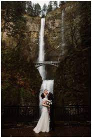 An Intimate Winter Wedding At Multnomah Falls Photos By Katy Weaver Multnomah Falls Wedding Fall Wedding Venues Wedding Venues Oregon