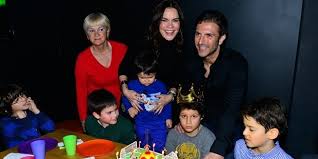 Büyük oğulları beren 2004'te, kardeşi pars ise 2010'da dünyaya geldi. Ebru Salli Ve Harun Tan Kimseler Duymadan Bosandi