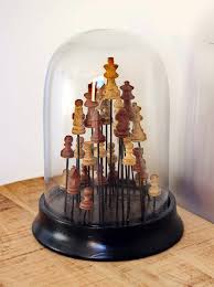Quelques siècles plus tard, le cabinet de curiosités devient une tendance déco à laquelle vous ne pouvez pas échapper, et qui donnera une atmosphère atypique et pleine de caractère à votre pièce. Dome Echecs Deco Cabinet De Curiosites Chehoma 27642
