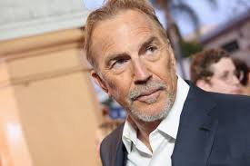 Đạo diễn Kevin Costner bị kiện vì bất chợt cho đóng 'cảnh nóng'
