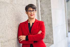 Bewertung entfernt zur merkliste hinzugefügt! Shakuntala Banerjee Ist Neue Moderatorin Von Berlin Direkt Abwechselnd Mit Theo Koll