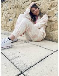 Laver à froid en machine (30°c), avec couleurs similaires. Jogging Molleton Imprime Justin Rose Femme Lilou By M