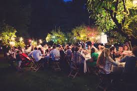 Que votre événement soit un lendemain de mariage, une réunion professionnelle ou un anniversaire à la maison, les food trucks sont bien moins cher qu'une offre de traiteur commune, ce qui permet d'économiser de l'argent sur ce poste de dépense très onéreux ou bien d'augmenter le montant à dépenser sur un autre point. Pourquoi On A Choisi Un Food Truck Pour Notre Mariage Queen For A Day