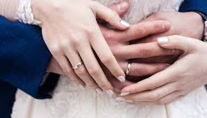 Di indonesia sendiri terdapat dua cara berbeda. 4 Perbedaan Mendasar Cincin Tunangan Dan Cincin Kawin