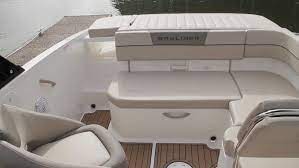 Bayliner Vr5 With The Helm Seat Swiveled Around It Becomes Part Of The Social Atmosphere Of The Cockpit Cockpit Boat Seating