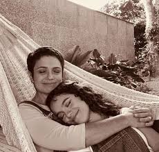 Sandra annenberg, atualmente à frente do jornal hoje e do como será?, batia ponto como atriz e foi protagonista de cortina de vidro (1989), no sbt | na novela de walcyr carrasco, ela era a operária. Filha De Sandra Annenberg Faz Homenagem Emocionante Para A Mae Ao Cantar Coisa Linda De Tiago Iorc Assista Estrelando