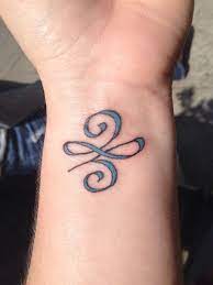 So wie das motiv eines tattoos ist auch die stelle eine wichtige entscheidung, die man bedenken muss. Tatowierungen Kleine Keltische Ayayhome