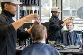 Kotkalaiset nuoret miehet satsaavat nyt hiuksiin