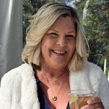 Can restaurants in Italy provide separate checks for a group of four?