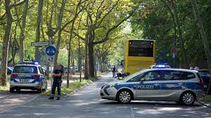 Maybe you would like to learn more about one of these? Berlin Polizei Raumt Brondby Oberschule In Steglitz Zehlendorf