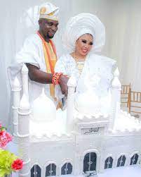 A burst into tears at lizzy anjorin's wedding as she reveals how she helped her. Check Out The All White Design Of Lizzy Anjorin S Wedding Cake Video Madailygist