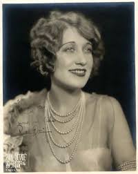 Snapped Garters: Shrine Of Remembrance