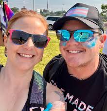 Hanging by myself while Kathy Rowe-Guthrie is learning at ACVS. I FINALLY  get the pin OUT of my thumb