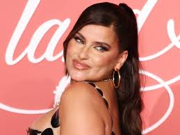 Nelly Furtado Claps Back at Body-Shamers with Fun Throwback