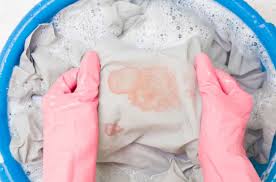 Versez du talc sur la tache et posez dessus une bonne épaisseur de papier absorbant. Tache De Sang 9 Astuces Efficaces Pour La Faire Disparaitre