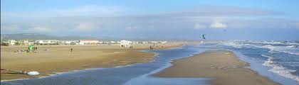 Kite Sur Sur La Plage Des Chalets A Gruissan En Hiver Par Pierre Aude Languedoc Occitanie Sud France Gruissan Plage Maison Sur Pilotis