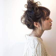 マフラーやニットに合わせたい 簡単可愛いヘアアレンジをご紹介 folk 髪型 女性 簡単ヘア お団子ヘア