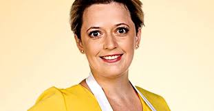 Ex-MasterChef Caroline Martins realiza sonho e manda indiretas