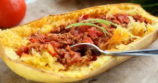 Spaghettipompoen Met Bolognaisesaus Is Een Ideaal Paleo Recept Low Carb Laag In Calorien En Met Super Veel Ge Spaghetti Pompoen Pompoenrecepten Eten Recepten