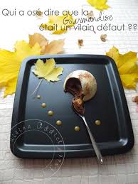 Dome De Mousse Au Chocolat Coeur Coulant Au Caramel Sur Son Croustillant Pralinoise Recette Croustillant Pralinoise Mousse Au Chocolat Chocolat