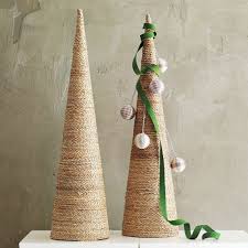 Tres ejemplos de cómo hacer un árbol de navidad casero con materiales que tenemos al alcance de la mano o que podemos conseguir muy fácilmente. Arboles De Navidad Con Materiales Reciclados Caseros Ideas Originales Ecologia Hoy