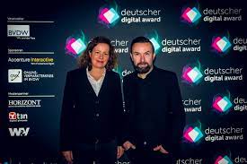 „das ist das einzige video, das man sich ansehen sollte, wenn. Preisverleihung So Witzig Moderierte Jan Bohmermann Den Deutschen Digital Award
