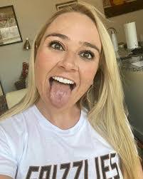 Jessica Benson's Instagram, Twitter & Facebook