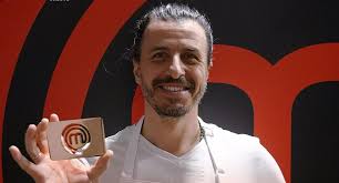 Ο πρώτος παίκτης που αποχώρησε από το φετινό masterchef . Masterchef 5 Apoxwrhsh H Paiktria Poy Swzei O Tziobani Kai H Kwnstantina Poy Feygei E8nos