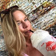 After an afternoon of shopping with my two favorite ladies my daughters and  I stopped at @Krystal for our favorite @OREO milk shakes. The girls were  impressed with how many steps go