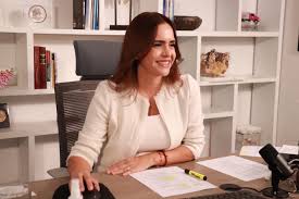 Clara luz flores carrales y su equipo de campaña realizaron una mano cadena para entregar la ayuda a los brigadistas que trabajan en sofocar el incendio en la sierra de santiago, así como a. El Marido Bronco De Clara Luz La Rival A Vencer En Nuevo Leon