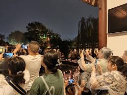 游客雨中夜登黄鹤楼，迎开学谢师恩- 咸宁网